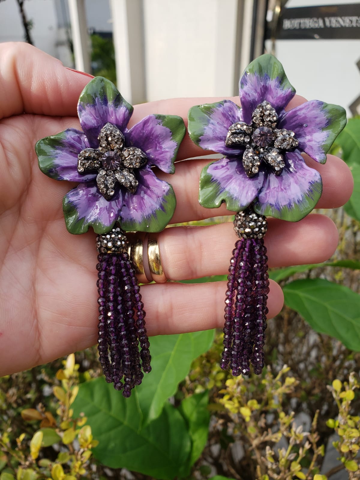 Brinco Jasmim verde militar e lilas pintado  a mão com tassel de cristal roxo