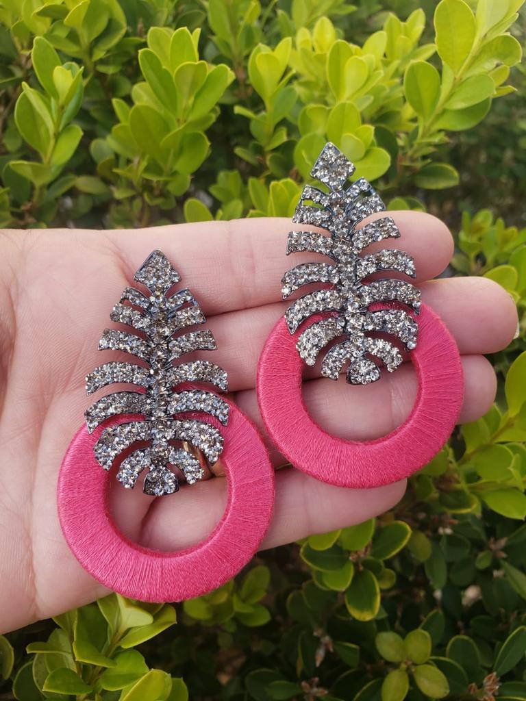 Brinco Folha Com Strass e Enrolada na Linha Rosa